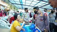 Kapolri Jenderal Listyo Sigit Prabowo menjenguk pasien korban bencana alam gempa bumi Cianjur di Rumah Sakit (RS) Sayang, Cianjur, Jawa Barat, Selasa (22/11/2022). (Ist)