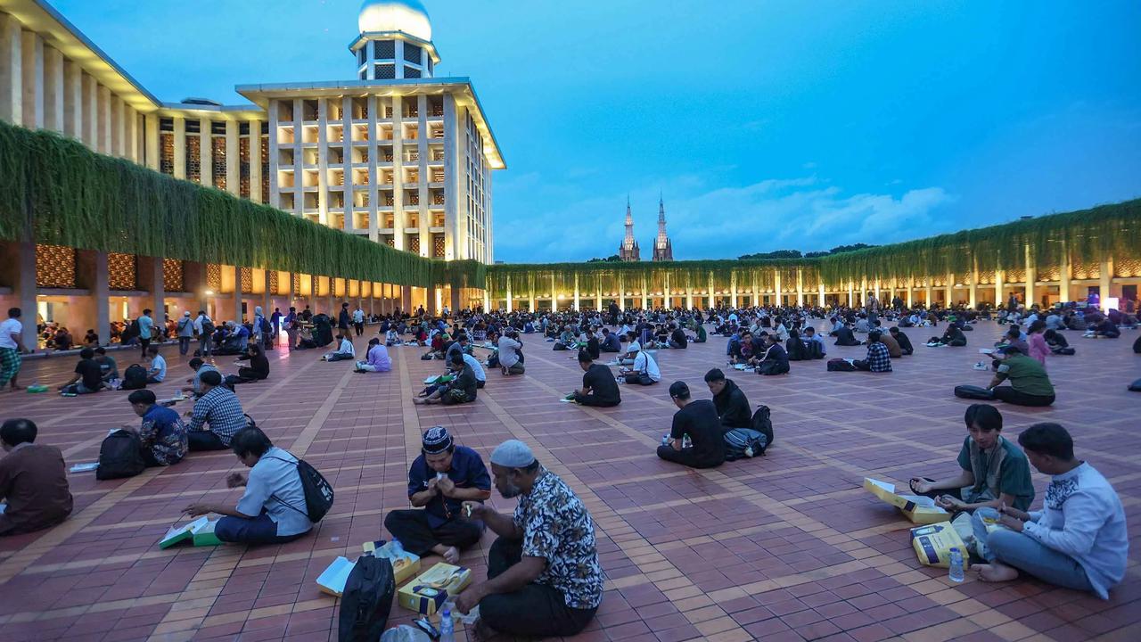 FOTO: Ribuan Jemaah Berbuka Puasa di Masjid Istiqlal pada Hari Pertama Ramadan