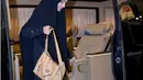 Tampak, ia pun membawa tas coklat saat berangkat Haji dengan outfit bandaranya. [@ashanty_ash]