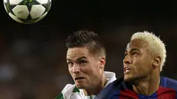 Penyerang Barcelona, Neymar, duel udara dengan bek Celtic, Mikael Lustig. Barca menguasai jalannya laga dengan catatan statistik penguasaan bola mencapai 65 persen. (EPA/Alberto Estevez)