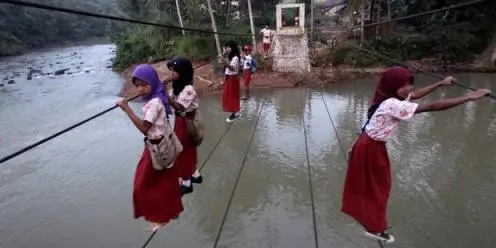 Meniti tali baja adalah ritual rutin anak-anak Banten saat pergi dan pulang sekolah