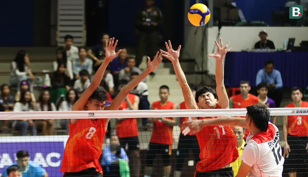 Pemain Timnas voli putra Indonesia, Nurmulki Rivan (kanan), melakukan smash dan berusaha dihadang oleh pemain Vietnam pada laga Semifinal Bola Voli Putra SEA Games 2023 di Olympic Complex Indoor Main Hall, Phonm Penh, Minggu (7/5/2023). (Bola.com/Abdul Aziz)
