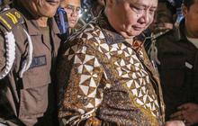 FOTO: Ekspresi Airlangga Hartarto Tertunduk dan Acungkan Jempol Setelah Hampir 13 Jam Diperiksa Kejagung Terkait Mafia Minyak Goreng