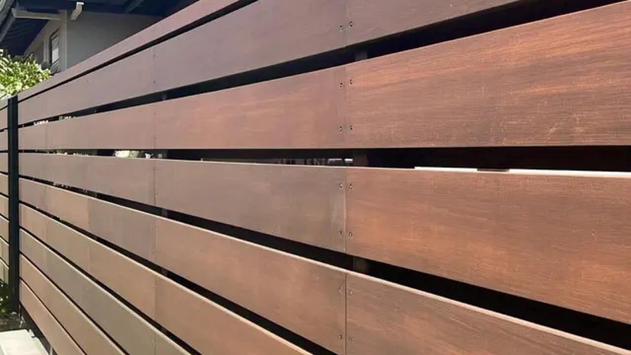 7 Trik Bikin Rumah Sederhana Terlihat Elegan dengan Pagar Kayu Minimalis, Inspirasi Desain yang Hangat dan Modern
