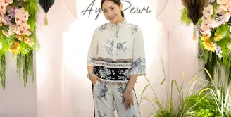 Nagita Slavina kenakan koleksi one set yang begitu chic. Material satin dengan motif paisley dan floral memberikan nuansa segar pada tampilan. [Foto: Minimal]