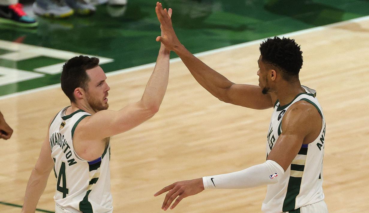 Hasil imbang ini menjadi modal penting bagi skuat asuhan Mike Budenholzer. Game selanjutnya atau game kelima Final NBA 2021 akan dihelat di markas Suns, Talking Stick Resort Arena, Phoenix, Amerika Serikat pada Minggu (18/7/2021) pagi WIB. (Foto: Getty Images via AFP/Stacy Revere)