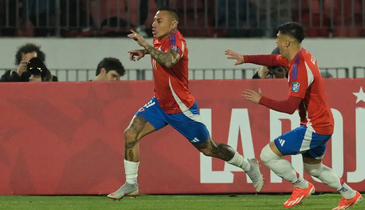 Menghadapi Chile pada matchday 9 Kualifikasi Piala Dunia 2026 zona Amerika Selatan, Brasil sempat tertinggal lebih dulu. Gol Eduardo Vargas (kiri) pada menit ke-2 membuat Chile unggul sementara atas Brasil. (Rodrigo ARANGUA/AFP)