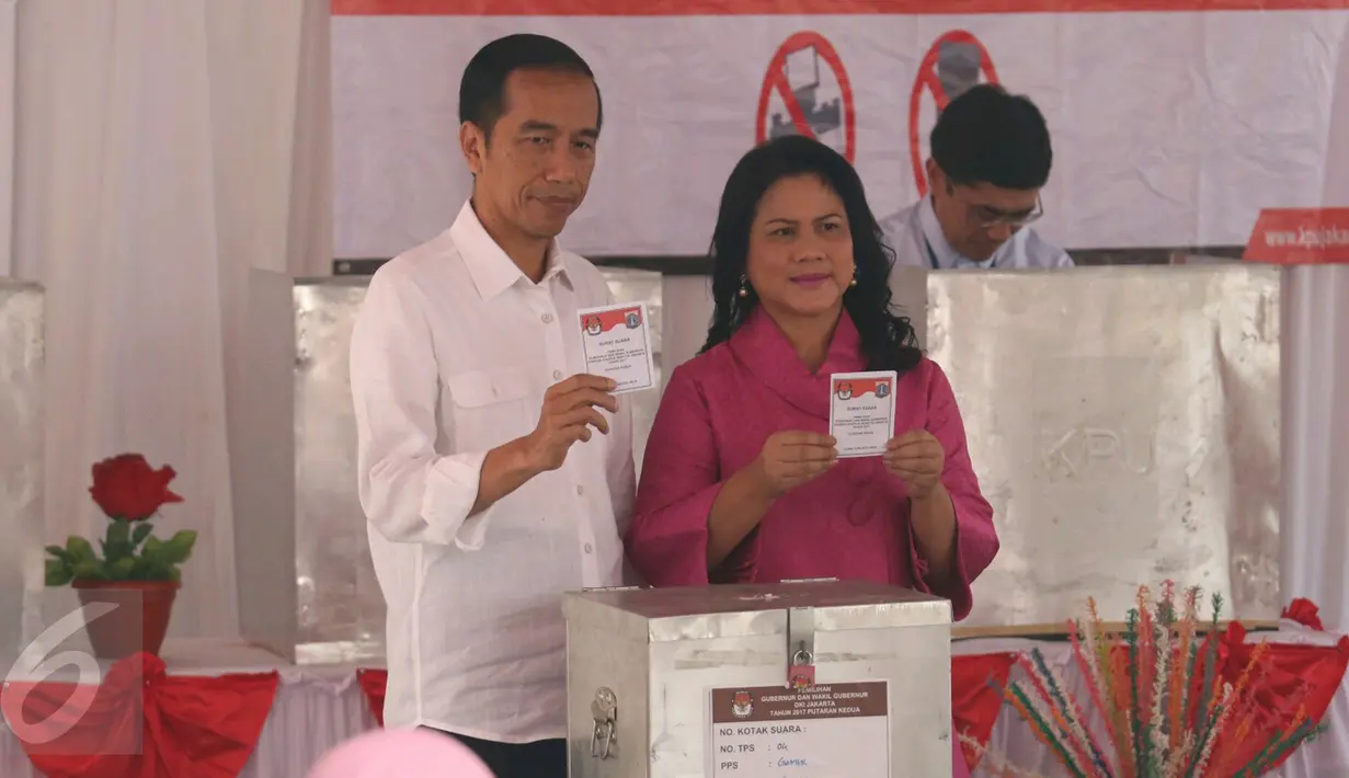 Presiden Joko Widodo (Jokowi) dan Ibu Negara Iriana menyalurkan hak pilihnya pada Pilkada DKI 2017 putaran kedua di TPS 04 Gambir, Jakarta, Rabu (19/4). Jokowi terdaftar dalam DPT nomor 218, sedangkan Iriana di DPT nomor 219. (Liputan6.com/Angga Yuniar)