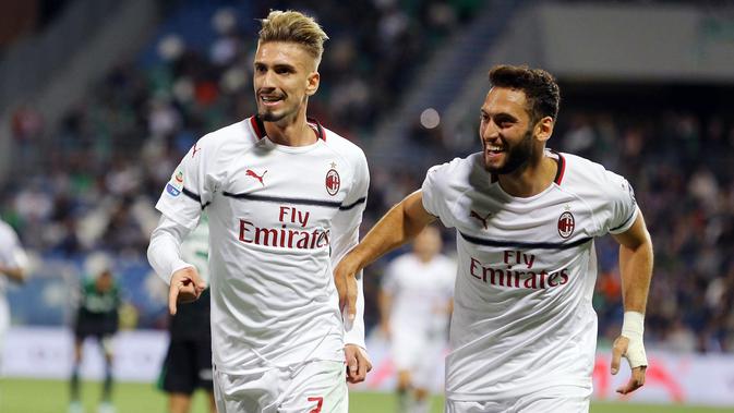 Samuel Castillejo (kiri) mencetak gol ke gawang Sassuolo dan membantu AC Milan menang 4-1. (Serena Campanini/ANSA via AP)
