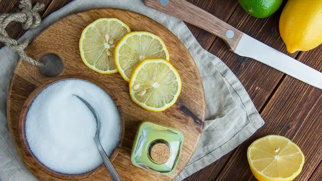 Garam dan lemon (Foto Dok: Freepik/8photo)