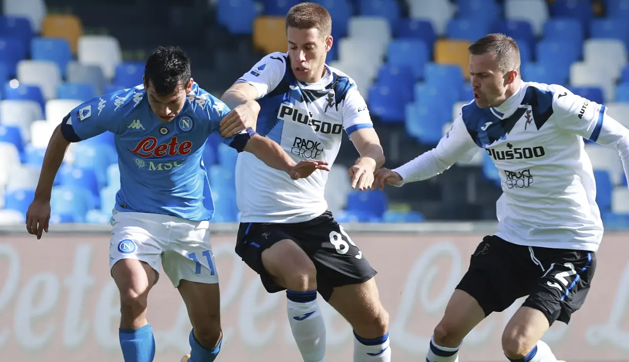 Gelandang Napoli, Hirving Lozano, berebut bola dengan gelandang Atalanta, Mario Pasalic, pada laga lanjutan Liga Italia di Stadion San Paulo, Napoli, Sabtu (17/10/2020) malam WIB. Napoli menang 4-1 atas Atalanta. (Alessandro Garofalo/LaPresse via AP)