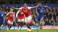 Striker Chelsea, Pierre-Emerick Aubameyang (kanan), dan bek Arsenal, William Saliba saling berebut bola dalam pertandingan  Liga Inggris antara Chelsea dan Arsenal di Stamford Bridge, London, Minggu (6/11/2022). (AP Photo/Kirsty Wigglesworth)