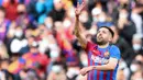 Bek kiri Barcelona Jordi Alba menampilkan salah satu penampilan terbaiknya musim ini untuk membantu timnya menang 4-2 atas Atletico Madrid. Pada menit ke-10, Alba mampu mencetak gol penyeimbang sekaligus awal come back blaugrana lewat tendangan voli spektakulernya. (AFP/Josep Lago)