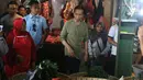 Calon Presiden Nomor Urut 01, Joko Widodo atau Jokowi melakukan blusukan ke Pasar Cihaurgeulis, Bandung, Minggu (11/11). Dalam kesempatan itu, Jokowi juga membeli sejumlah dagangan pasar seperti bayam, ubi dan kangkung. (Liputan6.com/Angga Yuniar)