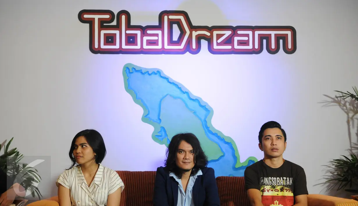 Viky Sianipar (tengah) saat memberikan keterangan pers di Toba Dream, Jakarta, Jumat (12/8). Dalam keterangnya tersebut sang Maestro lagu Batak Viky Sianipar dan CS akan melakukan keberangkatan menuju eropa lewat 5 Negara. (Liputan6.com/Helmi Afandi)