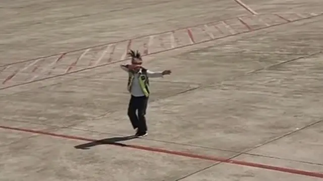 Petugas Bandara Biak Viral Usai Suguhkan Tarian Khas Papua untuk Judika dan Penumpang Pesawat Lain Saat Lepas Landas. Foto: tangkapan layar Instagram @Jud1ka.