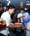 Manajer grup musik Slank, Bunda Iffet baru saja merayakan ulang tahunnya ke-79 tahun. Dalam ulang tahunnya kali ini, Bunda Iffet mendapat banyak kejutan dari anak-anak Slank. (Deki Prayoga/Bintang.com)