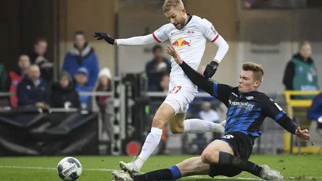 Aksi bek Paderborn, Luca Kilian dalam sebuah pertandingan Bundesliga