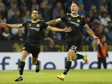 Pemain Chelsea, Cesc Fabregas (kiri) merayakan golnya bersama Gary Cahill saat melawan Leicester City pada putaran ketiga Piala Liga Inggris di Stadion King Power, (21/9/2016) dini hari WIB. (Reuters/Darren Staples)