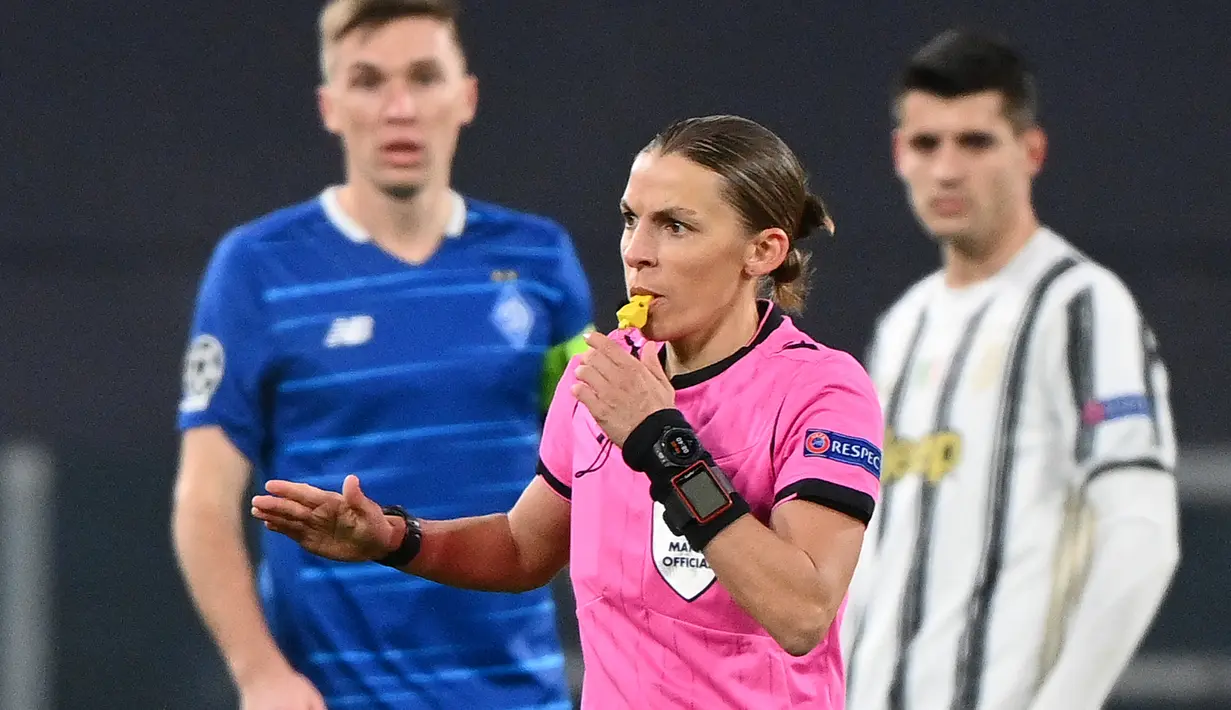 Stephanie Frappart. Adalah wasit wanita asal Prancis yang terpilih menjadi wasit wanita pertama yang memimpin partai Liga Champions pria antara Juventus melawan Dynamo Kiev pada 2 Desember 2020. (AFP/Vincenzo Pinto)