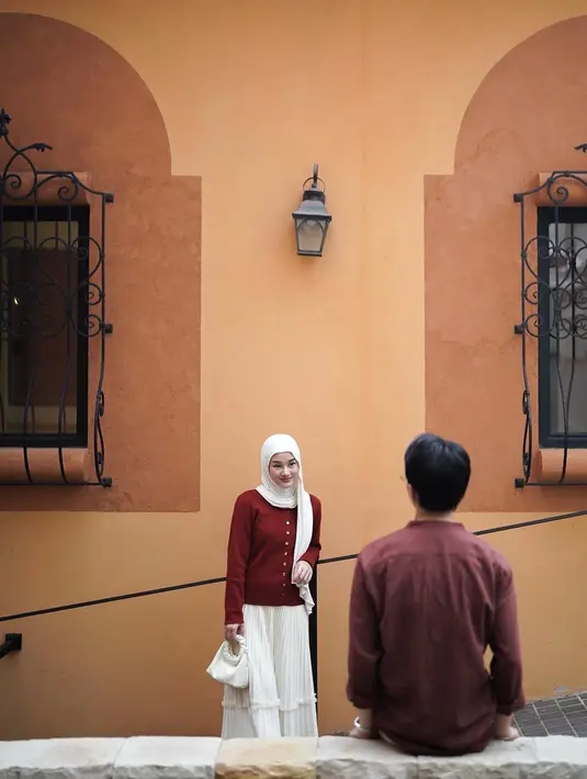 Dalam caption yang menyertai foto-foto tersebut, Dinda dan Rey sering kali menuliskan pesan cinta yang manis. Pesan-pesan ini tidak hanya mengungkapkan perasaan mereka satu sama lain, tetapi juga memberikan inspirasi bagi pasangan lainnya untuk selalu menjaga keharmonisan dan kasih sayang dalam hubungan. (Liputan6.com/IG/@dindahw)