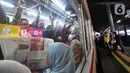 Kepadatan penumpang KRL di Stasiun Juanda, Jakarta, Rabu (20/11/2019). PT KCI akan menambah perjalanan KRL mulai 1 Desember yang disesuaikan dengan Gapeka 2019 guna meningkatkan pelayanan dan mendorong masyarakat menggunakan transportasi publik. (merdeka.com/Iqbal S. Nugroho)