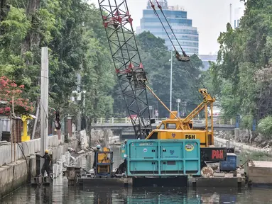 Pekerja dari Dinas Sumber Daya Air (SDA) Provinsi DKI Jakarta menggunakan kendaraan alat berat saat menyelesaikan proyek normalisasi Kali Ciliwung di Jalan Gunung Sahari, Jakarta Pusat, Senin (22/8/2022). Pemprov DKI Jakarta melalui Dinas SDA memastikan program normalisasi Kali Ciliwung terus berjalan dengan prioritas di lokasi aliran utama sungai dan tujuh kelurahan yang merupakan titik rawan banjir. (merdeka.com/Iqbal S. Nugroho)