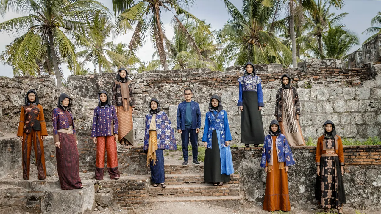 Lewat Bootcamp Fashion, Desainer Wignyo Rahadi Melatih Santri Mengembangkan Usaha Fashion dan Konveksi Berbasis Pesantren.