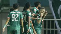 Para pemain PSS Sleman merayakan gol yang dicetak Cristian Gonzales ke gawang Semen Padang pada laga Liga 2 di Stadion Pakansari, Jawa Barat, Selasa (4/12). PSS menang 2-0 atas Semen Padang. (Bola.com/M. Iqbal Ichsan)