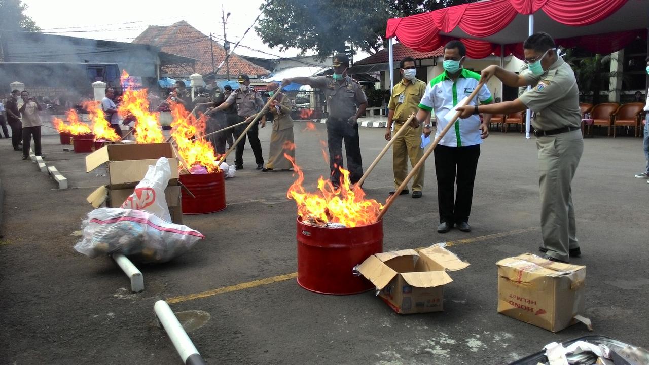 20 Senpi Hingga Sekoper Dollar Palsu Dimusnahkan Kejari Jaktim