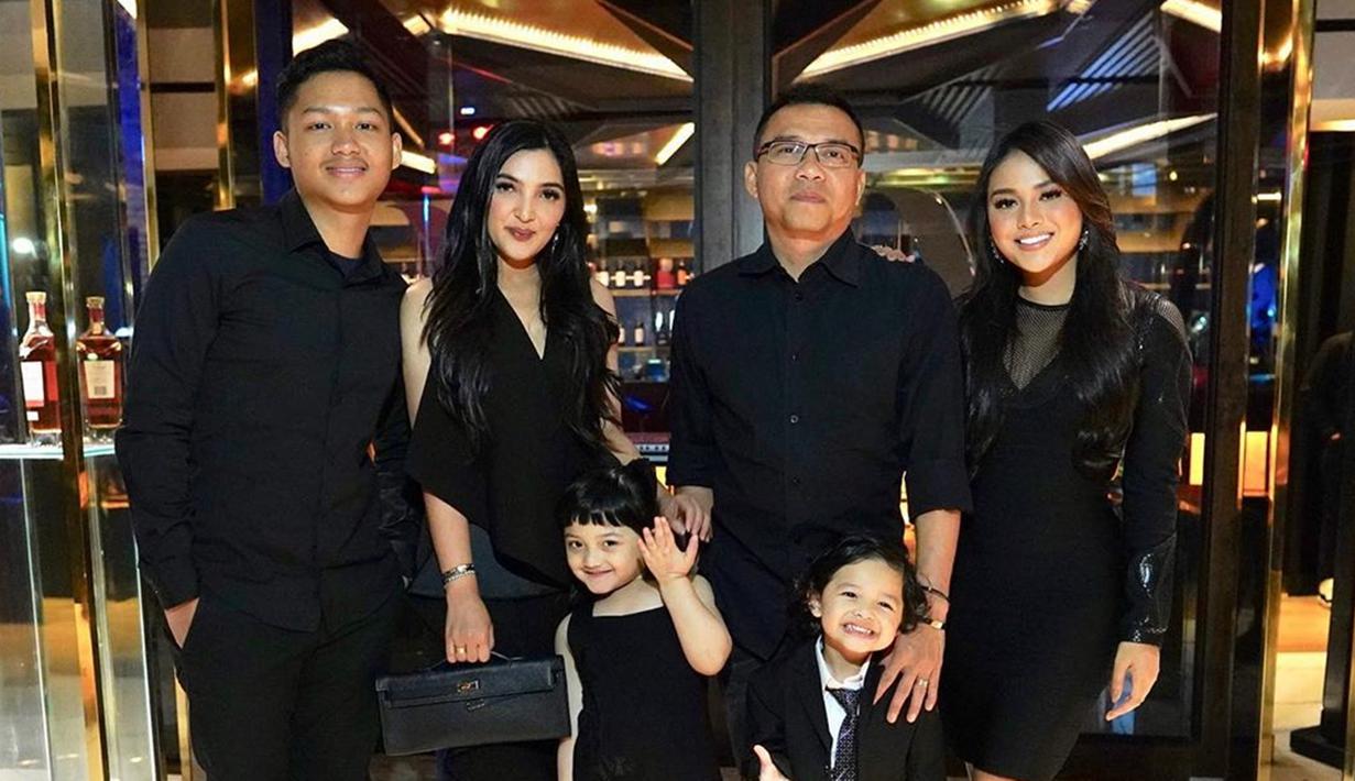 Saat merayakan ulang tahun Azriel Hermansyah memakai baju yang senada serba hitam. (Liputan6.com/IG/@ashanty_ash)