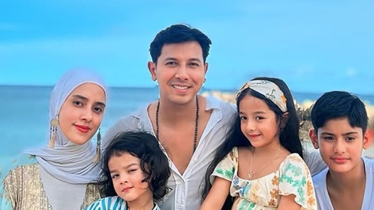 Harmonis Selalu, 6 Potret Keluarga Sonny Septian dan Fairuz yang Hobi Pakai Outfit Serasi