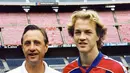 Jordi Cruyff (kanan) saat bermain untuk Barcelona pada 1994-1996 juga menggunakan jersey nomor 14, Jordi tampil 41 kali dan mencetak 11 gol untuk Blaugrana. (AFP/ANP - THE NETHERLANDS OUT)