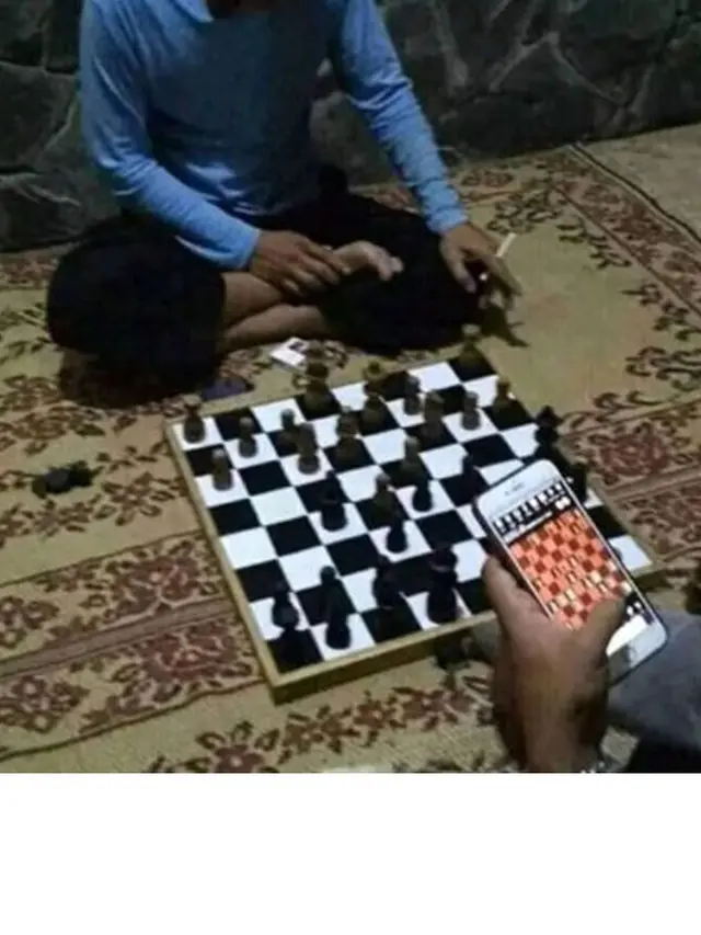 6 Momen Kocak Bapak-Bapak saat Main Catur Ini Bikin Tepuk Jidat