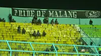 Jumlah penonton laga Arema Cronus versus Perseru tak mencapai 5 ribu orang. (Bola.com/Iwan Setiawan)