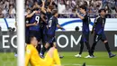 Pemain Jepang merayakan gol keempat mereka ke gawang China pada laga putaran ketiga Grup C Kualifikasi Piala Dunia 2026 yang berlangsung di Saitama Stadium, Saitama, Jepang, Kamis (05/09/2024) WIB. (AP Photo/Shuji Kajiyama)