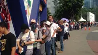 Antrean pengunjung yang ingin membeli merchandise resmi Asian Games 2018 di super store mencapai lebih dari 30 meter. (Bola.com/Benediktus Gerendo Pradigdo)