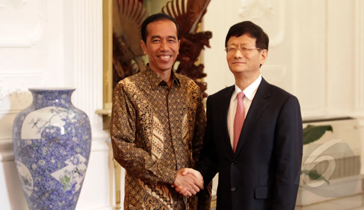 Presiden Joko Widodo, Bersalaman dengan salah satu perwakilan delegasi Republik Rakyat Tiongkok (RRT) di Istana Merdeka, Jakarta, Selasa (3/2/2015). Pertemuan ini membahas masalah perekonomian kedua negara. (Liputan6.com/Faizal Fanani)