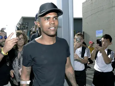 Gelandang Bayern Munchen, Douglas Costa, menjalani tes medis bersama Juventus di Juventus Medical Center, Turin, Rabu (12/7/2017). (AFP/Massimo Pinca)