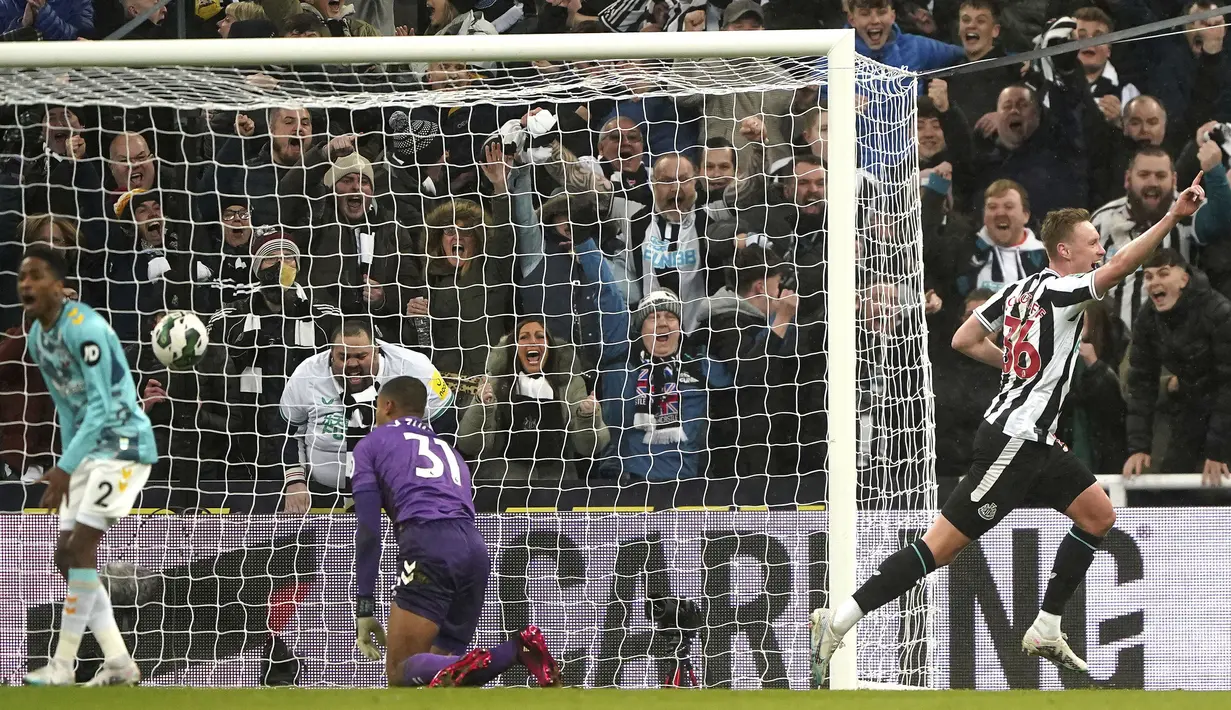 Pemain Newcastle, Sean Longstaff (kanan) melakukan selebrasi bersama setelah mencetak gol kedua timnya ke gawang Southampton pada laga semifinal Carabao Cup 2022/2023 yang berlangsung di St James Park, Rabu (1/2/2023) WIB. The Magpies berhasil menang dengan skor 2-1. (AP via PA/Owen Humphreys)