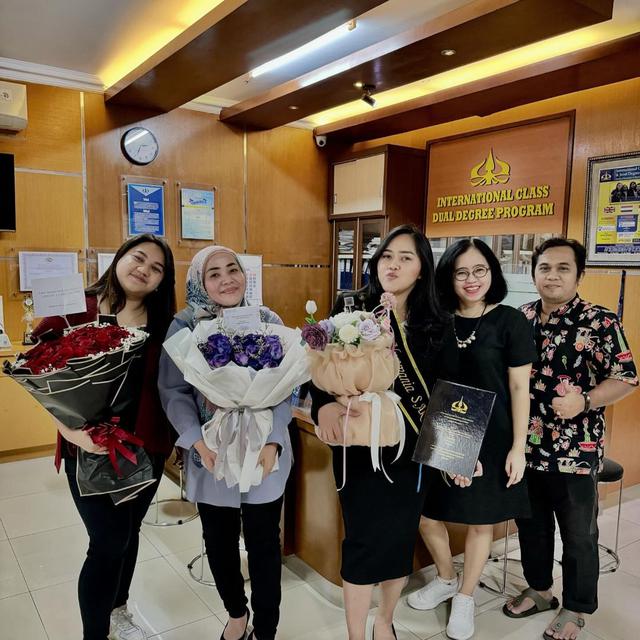6 Potret Dewi Nurmania Anak Muzdalifah Lulus Sidang Skripsi, Bergelar Sarjana Akuntansi