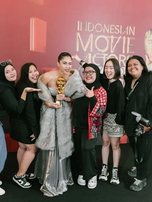 Selasa 15 Oktober 2024, Aghniny berhasil membuktikan bahwa bakat aktingnya mampu bersaing di level tertinggi. Penampilannya di ajang penghargaan tersebut, baik dari segi fashion maupun prestasi, menjadi sorotan utama yang membuat namanya semakin bersinar di industri perfilman. (Liputan6.com/IG/@aghninyhaque)