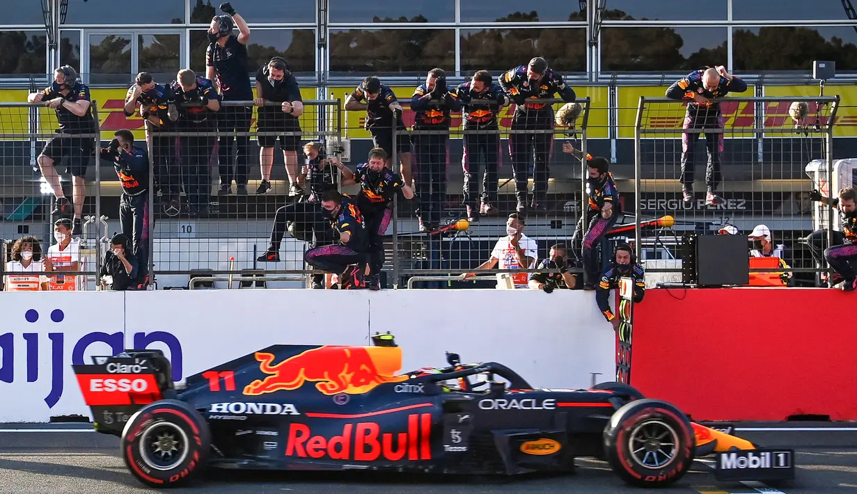 Kru pebalap Red Bull, Sergio Perez merayakan kemenangan timnya saat menjuarai Formula 1 GP Azerbaijan 2021 yang berlangsung di Baku City Circuit, Baku, 6 Juni 2021. (AFP/Ozan Kose)