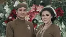 Vicky Shu  mengenakan kebaya motif lurik yang serasi dengan beskap suami. Kebaya tersebut dipadukan dengan kain batik motif truntum. [@vickyshu]
