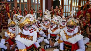 Ratusan Penari Semarakkan Festival Remo Yosakoi di Surabaya
