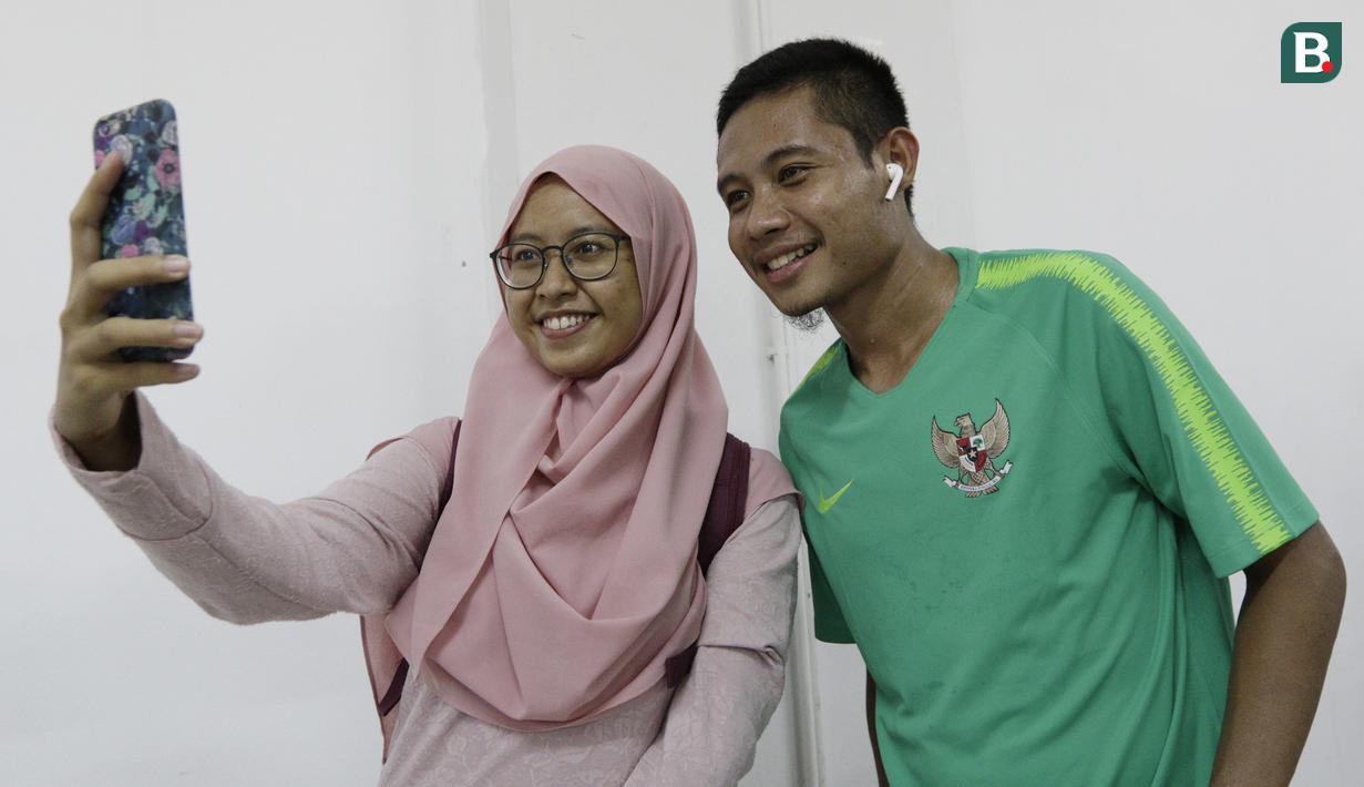 Pemain Timnas Indonesia, Evan Dimas, foto bersama fans usai latihan di Universitas Kasetsart, Bangkok, Kamis (15/11). Latihan ini persiapan jelang laga Piala AFF 2018 melawan Thailand. (Bola.com/M. Iqbal Ichsan)