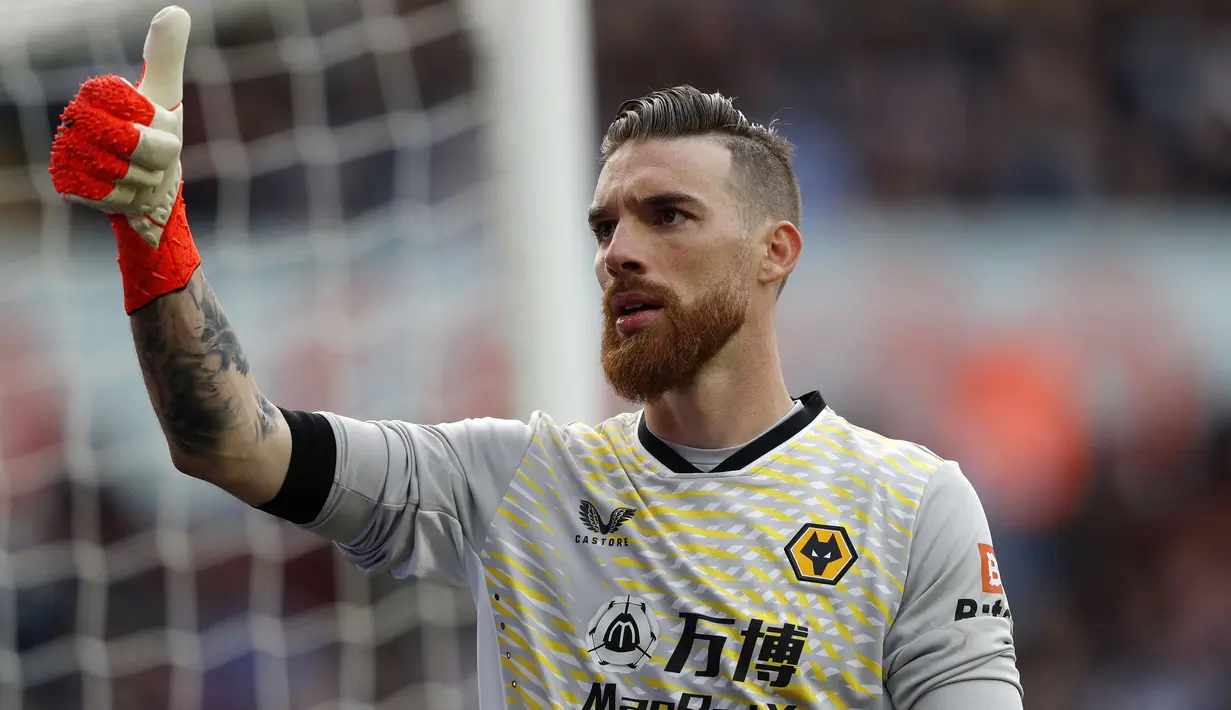 Nama pertama ada Jose Sa. Ia didatangkan ke Wolverhampton menyusul penunjukan manajer baru mereka, Bruno Lage. Pemain 28 tahun tersebut mampu tampil lebih baik dari pendahulunya dengan mencatatkan 11 clean sheet dalam 32 laga. (AFP/Adrian Dennis)