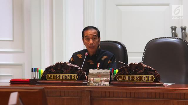 <span>Presiden Joko Widodo atau Jokowi memimpin rapat terbatas (ratas) di Kantor Presiden, Jakarta, Rabu (7/11). Jokowi miminta pemenuhan perumahan bagi ASN, TNI, dan Polri diperhatikan juga aksesbilitas ke tempat kerja. (Liputan6.com/Angga Yuniar)</span>