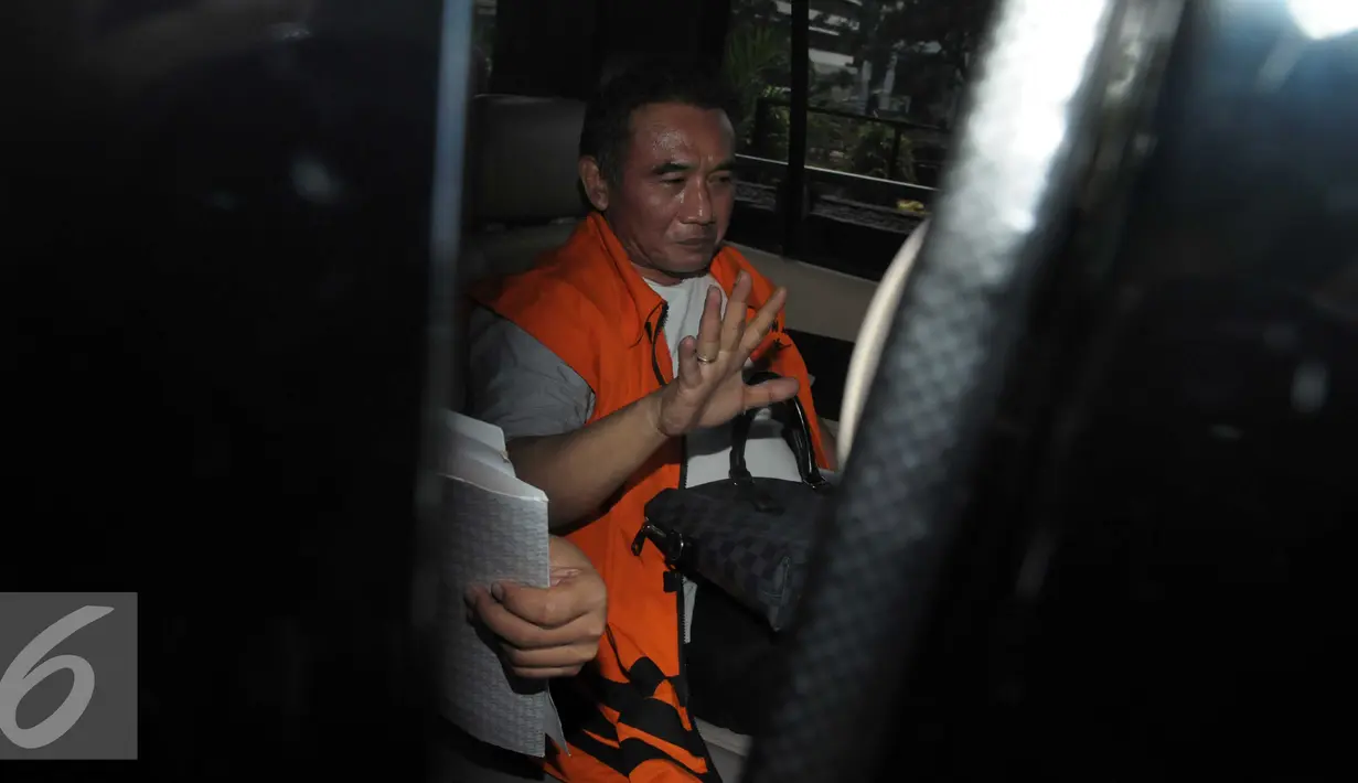Tersangka kasus suap MA, Ichsan Suaidi berada di dalam mobil tahanan KPK, Jakarta, Jumat (8/4). Direktur PT Citra Gading Asritama itu diperiksa sebagai tersangka terkait dugaan  kasus korupsi di Dermaga Labuhan Haji Lombok. (Liputan6.com/Helmi Afandi)