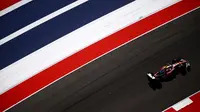 Lewis Hamilton dari Inggris Raya mengemudikan (44) Scuderia Ferrari SF-25 di lintasan selama Grand Prix F1 Amerika Serikat di Circuit of The Americas pada 19 Oktober 2025 di Austin, Texas. (Clive Mason/Getty Images via AFP)